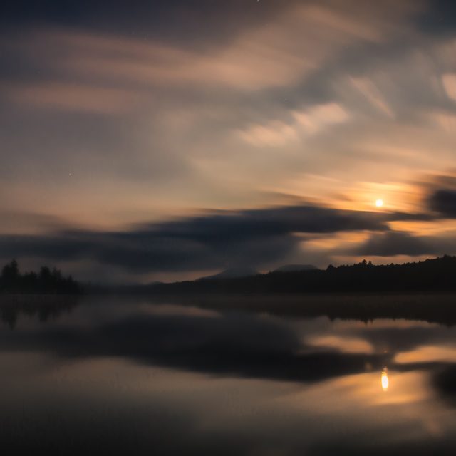 Blurry Night - Lake - Photo